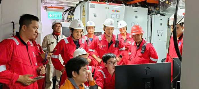 Người lao động tại Phòng điều khiển chờ đón dòng dầu thương mại đầu tiên. anh-10.jpg