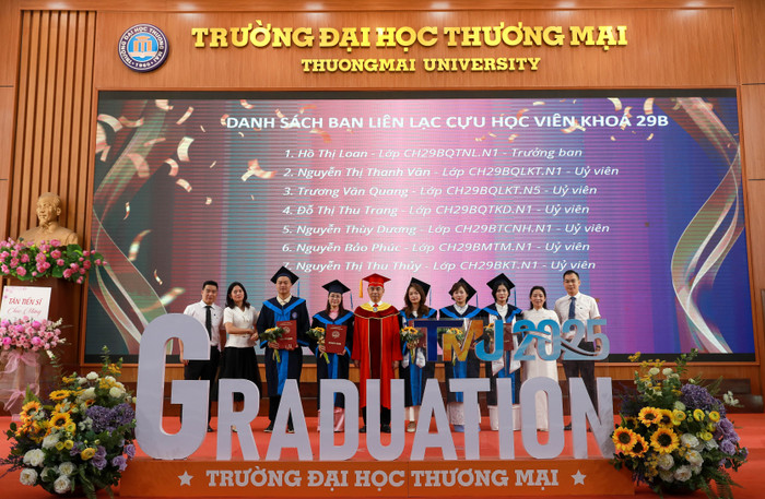 Phó Giáo sư, Tiến sĩ Nguyễn Hoàng trao Quyết định và tặng hoa Ban liên lạc cựu học viên Khóa 29B thuộc Mạng lưới Cựu học viên Sau đại học. 4.jpg