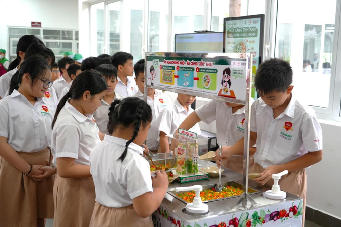 Quầy buffet rau không chỉ giúp các em bổ sung chất xơ, mà còn là cơ hội để rèn luyện ý thức và văn hóa ứng xử cho thế hệ tương lai.