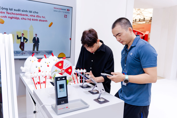Khách tham dự trải nghiệm gian trưng bày Techcombank. khach-tham-du-trai-nghiem-gian-trung-bay-techcombank.jpg