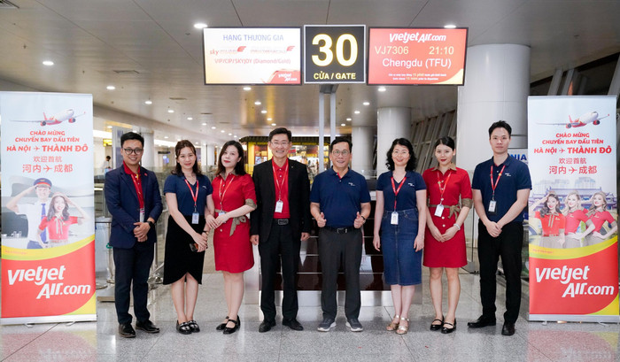 Lãnh đạo Vietjet chào mừng chuyến bay khai trương Hà Nội - Thành Đô cùng tổ bay và hành khách từ sân bay quốc tế Nội Bài. a5.jpg