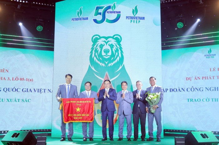 Chủ tịch Hội đồng thành viên Petrovietnam Lê Mạnh Hùng tặng thưởng Đơn vị tiêu biểu xuất sắc cho PVEP POC. anh-6.jpg
