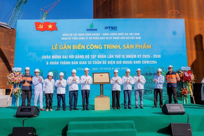 Lễ gắn biển công trình, sản phẩm chào mừng Đại hội đại biểu Đảng bộ Petrovietnam lần thứ IV, nhiệm kỳ 2025-2030. anh-4.jpg
