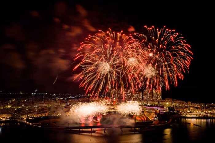 Màn pháo hoa rực rỡ kết hợp hiệu ứng ánh sáng, laser và nước tại Thị trấn Hoàng hôn.