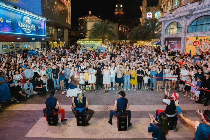 Không khí sôi động về đêm tại quảng trường Kiss Square.