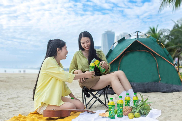 Một khoảnh khắc thư giãn giữa lịch trình bận rộn, chai Trà Xanh Không Độ mát lạnh giúp tinh thần sảng khoái và cảm hứng được làm mới.