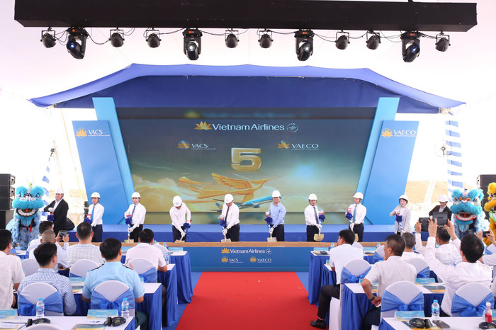 Các đại biểu thực hiện nghi thức khởi công. cac-dai-bieu-thuc-hien-nghi-thuc-khoi-cong.jpg