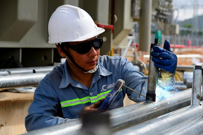 Công nhân nhà thầu thi công lắp đặt MBA AT1, tại TBA 220kV Nam Cấm.