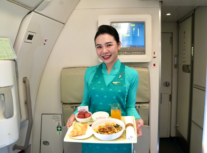 Tiếp viên Vietnam Airlines phục vụ suất ăn đặc biệt với vải trứng Hưng Yên – nông sản đạt chuẩn VietGAP, OCOP 4 sao – trong chiến dịch quảng bá ẩm thực vùng miền trên không. tiep-vien-vietnam-airlines-phuc-vu-suat-an-dac-biet-voi-vai-trung-hung-yen-nong-san-dat-chuan-vietgap-ocop-4-sao-trong-chien-dich-quang-ba-am-thuc-vung-mien-tren-khong.png