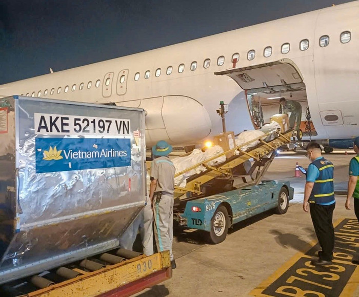Vietnam Airlines ưu tiên tải chất xếp hàng hóa hỗ trợ vùng mưa lũ miền Trung để vận chuyển nhanh nhất có thể, kịp thời đến được đồng bào vùng lũ lụt bị ảnh hưởng. vna3.jpg