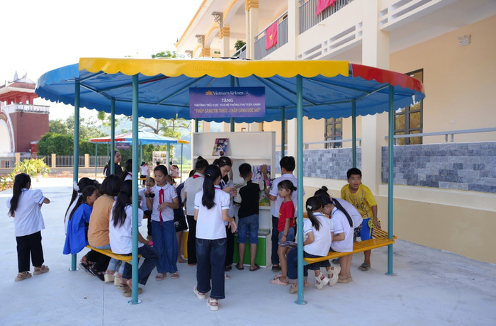Trong không gian thư viện ngoài trời mới được xây dựng, các em học sinh Trường Tiểu học 19-8 đang say sưa đọc sách và khám phá tri thức. anh-5-trong-khong-gian-thu-vien-ngoai-troi-moi-duoc-xay-dung-cac-em-hoc-sinh-truong-tieu-hoc-19-8-dang-say-sua-doc-sach-va-kham-pha-tri-thuc.jpg