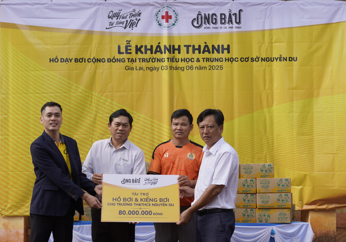 Đại diện Quỹ Phát triển Tài năng Việt trao tài trợ cho Trường tiểu học và trung học cơ sở Nguyễn Du, huyện Chư Sê, Gia Lai. dai-dien-quy-phat-trien-tai-nang-viet-trao-tai-tro-cho-truong-tieu-hoc-va-trung-hoc-co-so-nguyen-du.jpg