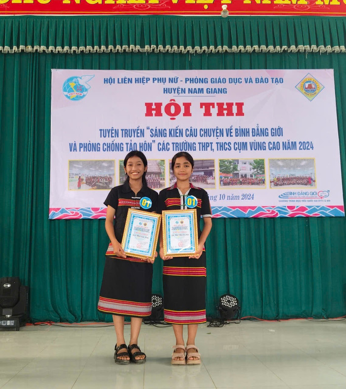 Kim Tuyến (bên trái) cùng các bạn tham gia các hội thi. 1000020798.jpg