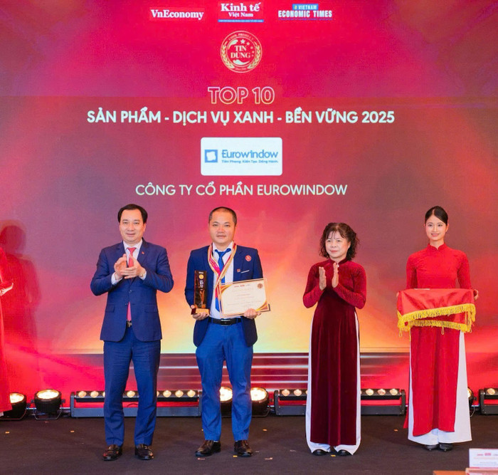 Ông Hoàng Đình Bình - Đại diện Eurowindow đón nhận giải thưởng cao quý.