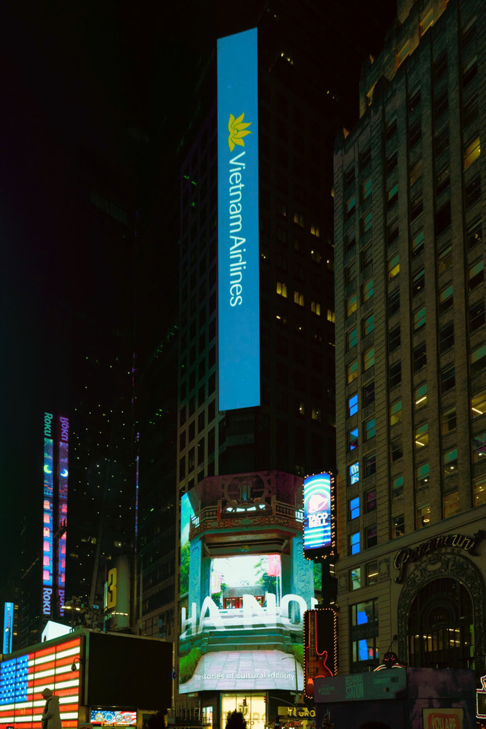 1-hinh-anh-dat-nuoc-va-con-nguoi-viet-nam-xuat-hien-tren-man-hinh-thomson-reuters-tai-quang-truong-thoi-dai-times-square-new-york-hoa-ky.jpg