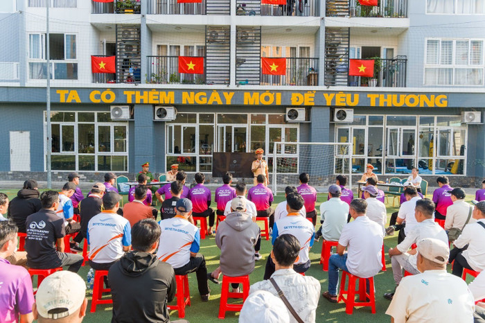 Từ sáng sớm, hàng trăm tài xế đang trực tiếp phục vụ cư dân và du khách tại Thị trấn Hoàng Hôn đã có mặt tham gia Chương trình Đào tạo Tài xế.