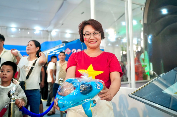 Khách tham quan bày tỏ niềm vui và sự thích thú khi được nhận những phần quà ý nghĩa từ Vietnam Airlines, vừa tranh thủ check-in lưu lại khoảnh khắc, vừa mang theo niềm tự hào cùng thông điệp hòa bình tại không gian "Khát vọng hòa bình". 6-khach-tham-quan-bay-to-niem-vui-va-su-thich-thu-khi-duoc-nhan-nhung-phan-qua-y-nghia-tu-vietnam-airlines-vua-tranh-thu-check-in-luu-lai-khoanh-khac-vua-mang-theo-niem-tu-hao-cung-thong-diep-hoa-binh-tai-khong.jpg