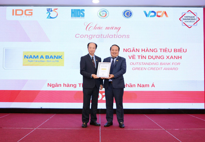 Nam A Bank nhận cú đúp giải thưởng tại Lễ trao giải Ngân hàng Việt Nam tiêu biểu 2025. hinh-nhan-giai.jpg