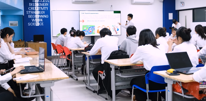 Tại HUFLIT, người thầy luôn là cầu nối nhân văn trong hành trình học tập của người học. Tại HUFLIT, người thầy luôn là cầu nối nhân văn trong hành trình học tập của người học.
