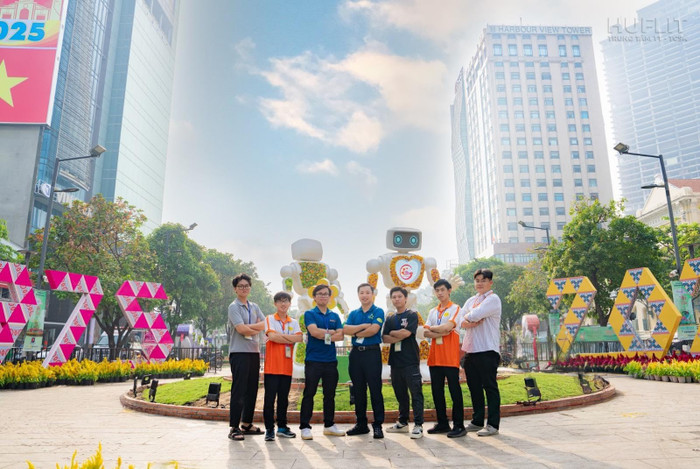 Robot Bông tại đường hoa Nguyễn Huệ 2025 do đội ngũ giảng viên và sinh viên HUFLIT đồng sáng tạo. Robot Bông tại đường hoa Nguyễn Huệ 2025 do đội ngũ giảng viên và sinh viên HUFLIT đồng sáng tạo.