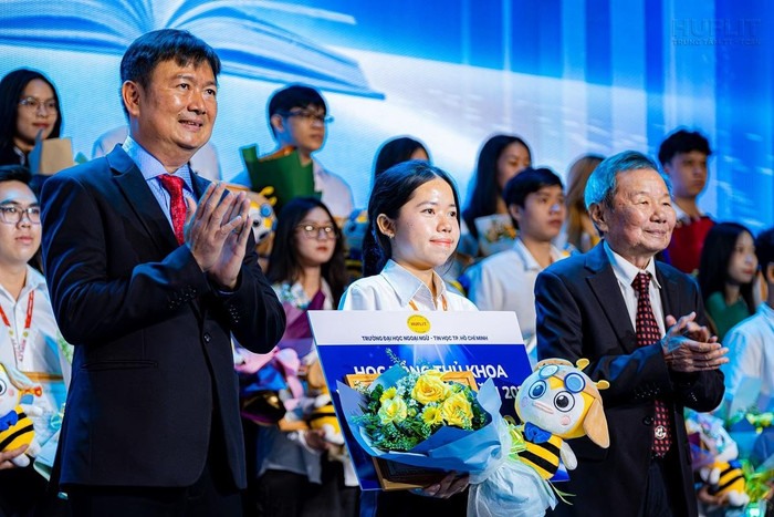 Tân thủ khoa năm học 2024 – 2025 nhận học bổng 50% học phí toàn khóa học Tân thủ khoa năm học 2024 – 2025 nhận học bổng 50% học phí toàn khóa học