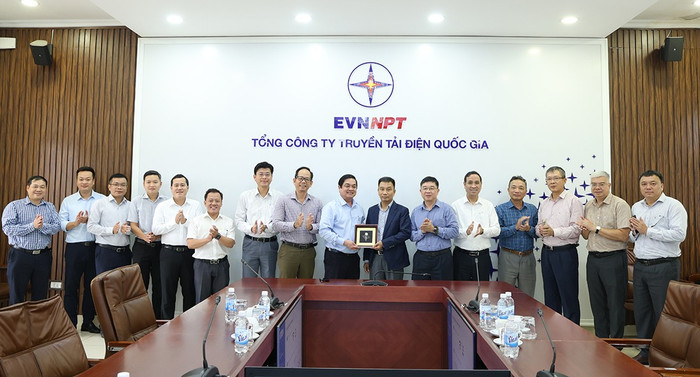 Lãnh đạo EVNNPT tặng quà và chụp ảnh lưu niệm cùng đoàn công tác của Ủy ban nhân dân tỉnh Cà Mau.