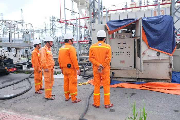 Công nhân TTDVKT1 liên tục trên công trường, sát sao đối với hạng mục lọc dầu biến thế. Công nhân TTDVKT1 liên tục trên công trường, sát sao đối với hạng mục lọc dầu biến thế.