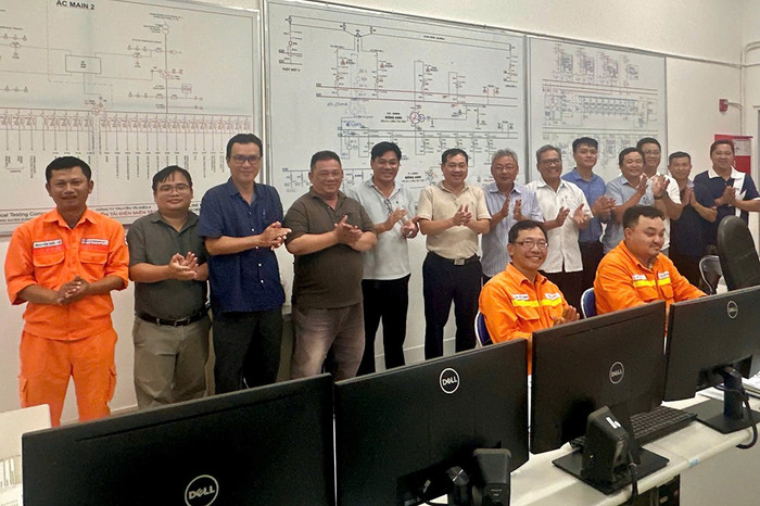 Lãnh đạo NPTPMB cùng các đơn vị liên quan chứng kiến thời khắc đóng điện dự án. Lãnh đạo NPTPMB cùng các đơn vị liên quan chứng kiến thời khắc đóng điện dự án.
