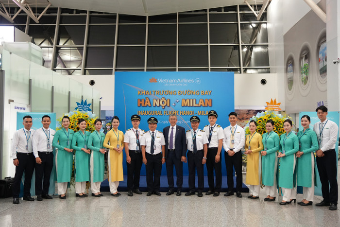 Phi hành đoàn của chuyến bay khai trương Hà Nội - Milan. anh2.jpg