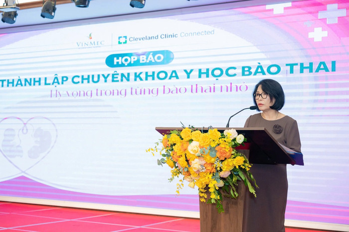 Thạc sĩ, Bác sĩ Đinh Thị Hiền Lê - Trưởng chuyên khoa Y học Bào thai là người đưa kỹ thuật can thiệp bào thai về Việt Nam. anh-1-87.jpg