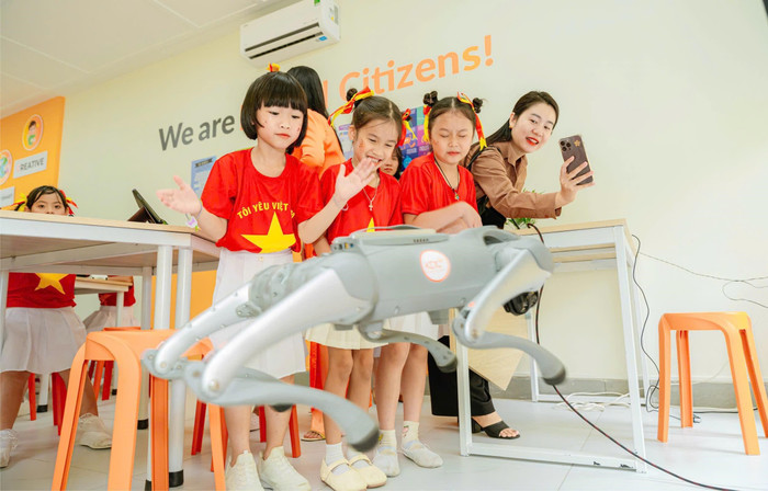 Học sinh và phụ huynh tham quan, trải nghiệm phòng học Kỹ năng Công dân số. 4.jpg