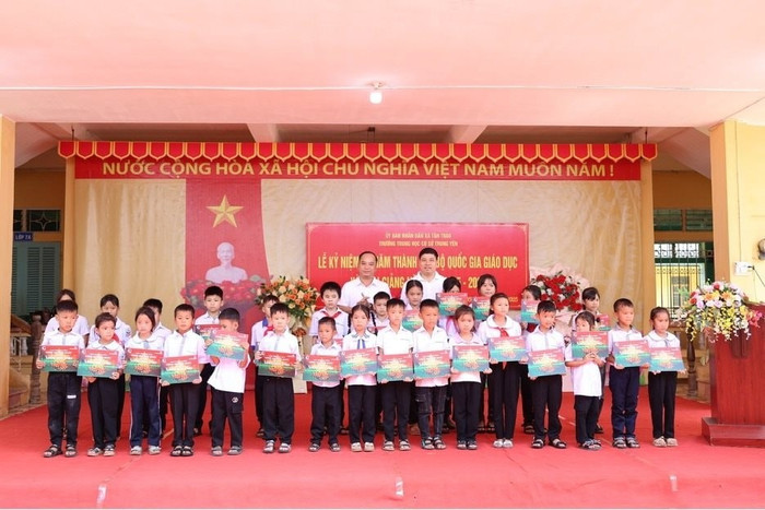 Ông Đinh Tiến Hải và ông Hồng Quang trao học bổng cho các em học sinh Trường Tiểu học Tân Trào và Trường Tiểu học Tôn Đức Thắng. anh-2-cung-em-tien-buoc.jpg