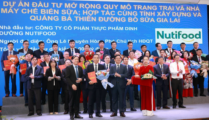 Đại diện Nutifood nhận hoa tại Hội nghị Xúc tiến đầu tư tỉnh Gia Lai. dai-dien-nutifood-nhan-hoa-cua-lanh-dao-tinh-quang-nam-tai-hoi-nghi-xuc-tien-dau-tu-tinh-gia-lai-1.jpg