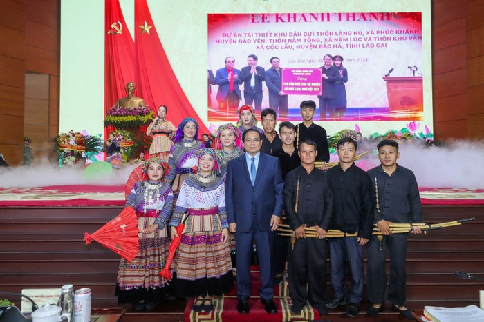 Thủ tướng Phạm Minh Chính bày tỏ sự xúc động khi xem các tiết mục văn nghệ do người dân thôn Kho Vàng - Lào Cai biểu diễn tại Đại hội. anh10pvn.jpg