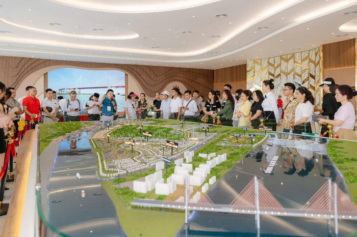Càng gần tới thời điểm thông xe cầu Hoàng Gia, lượng nhà đầu tư đổ về Vinhomes Royal Island càng lớn. a3-1.jpg