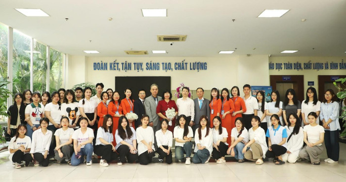 Giảng viên và sinh viên ngành Kinh tế, Học viện Phụ nữ Việt Nam. Giảng viên và sinh viên ngành Kinh tế, Học viện Phụ nữ Việt Nam.