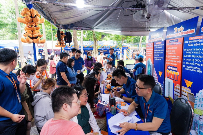 Nhiều thí sinh và phụ huynh tìm hiểu về các phương thức xét tuyển tại HUFLIT. Nhiều thí sinh và phụ huynh tìm hiểu về các phương thức xét tuyển tại HUFLIT.
