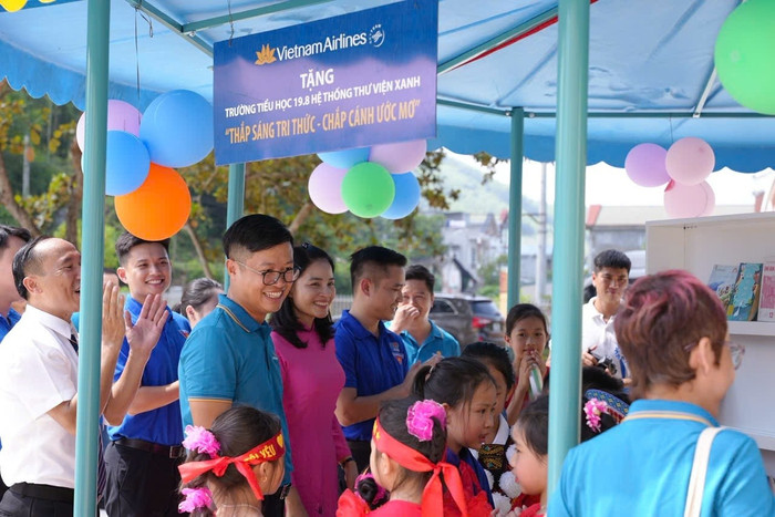 Ông Đỗ Đông Hưng - Trưởng Ban Truyền thông, Vietnam Airlines hòa cùng niềm vui với thầy trò Trường Tiểu học 19-8 trong ngày khai giảng. vna2.jpg