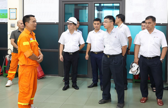 Tổng giám đốc EVNNPT Phạm Lê Phú kiểm tra và nghe báo cáo công tác vận hành tại TBA 500kV Quảng Ninh. Tổng giám đốc EVNNPT Phạm Lê Phú kiểm tra và nghe báo cáo công tác vận hành tại TBA 500kV Quảng Ninh.