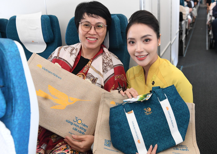Hành khách thích thú khi nhận được các món quà nhỏ mang ý nghĩa bảo vệ môi trường từ Vietnam Airlines. hanh-khach-thich-thu-khi-nhan-duoc-cac-mon-qua-nho-mang-y-nghia-bao-ve-moi-truong-tu-vietnam-airlines.jpg