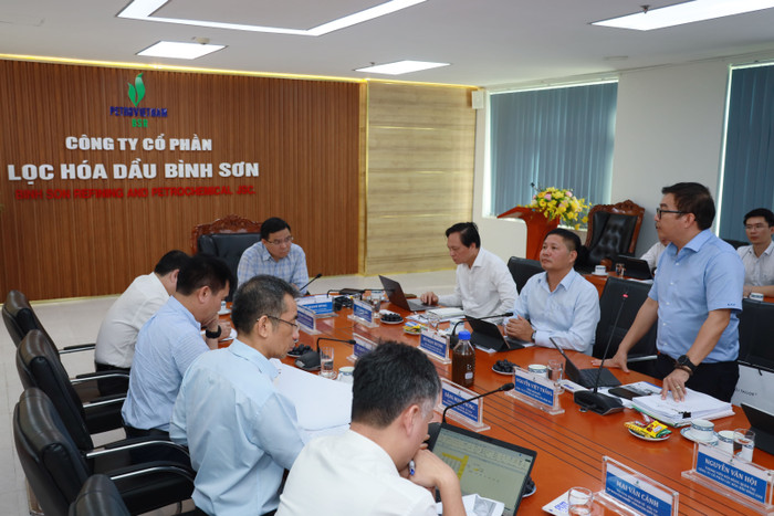 Ông Nguyễn Việt Thắng - Tổng Giám đốc BSR báo cáo với đoàn công tác về tình hình hoạt động sản xuất kinh doanh của BSR trong thời gian qua. Ông Nguyễn Việt Thắng - Tổng Giám đốc BSR báo cáo với đoàn công tác về tình hình hoạt động sản xuất kinh doanh của BSR trong thời gian qua.
