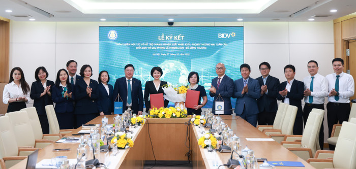 Đại diện BIDV và Cục Phòng vệ thương mại ký kết thỏa thuận hợp tác. dai-dien-bidv-va-cuc-phong-ve-thuong-mai-ky-ket-thoa-thuan-hop-tac-copy.jpg