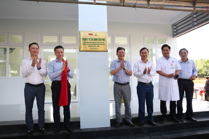 Các đại biểu thực hiện nghi thức gắn biển công trình Trạm Y tế xã Bình Tân Phú. Đây là công trình được Đảng uỷ BSR lựa chọn chào mừng Đại hội đại biểu Đảng bộ BSR lần thứ VII nhiệm kỳ 2025 - 2030. Các đại biểu thực hiện nghi thức gắn biển công trình Trạm Y tế xã Bình Tân Phú. Đây là công trình được Đảng uỷ BSR lựa chọn chào mừng Đại hội đại biểu Đảng bộ BSR lần thứ VII nhiệm kỳ 2025 - 2030.