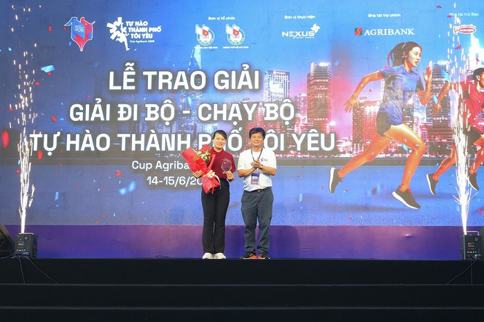 Lãnh đạo Hội Nhà báo Việt Nam trao biểu trưng tri ân sự đồng hành của Agribank. Lãnh đạo Hội Nhà báo Việt Nam trao biểu trưng tri ân sự đồng hành của Agribank.