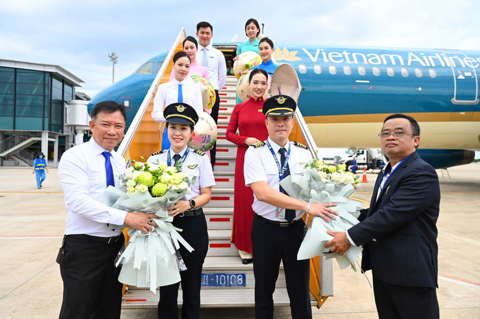 Tổ bay được trao hoa chúc mừng, đánh dấu hành trình đầy ý nghĩa. 6-to-bay-duoc-trao-hoa-chuc-mung-danh-dau-hanh-trinh-day-y-nghia.jpg