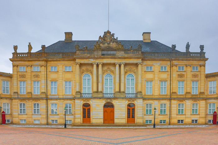 Cung điện Amalienborg - nơi ở chính thức của Hoàng gia Đan Mạch, nổi bật với kiến trúc Baroque cổ kính và nghi thức đổi gác thu hút du khách mỗi ngày. (Ảnh: Hải An) cung-dien-amalienborg-noi-o-chinh-thuc-cua-hoang-gia-dan-mach-noi-bat-voi-kien-truc-baroque-co-kinh-va-nghi-thuc-doi-gac-thu-hut-du-khach-moi-ngay-anh-hai-an.jpg
