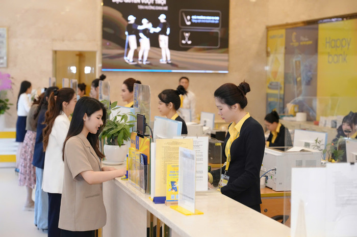 Khách hàng giao dịch tại Nam A Bank. hinh-2-giai-thuong.jpg