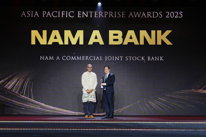 Ông Hà Huy Cường – Phó Tổng giám đốc Nam A Bank (bên phải), nhận giải thưởng. hinh-1-giai-thuong.jpg