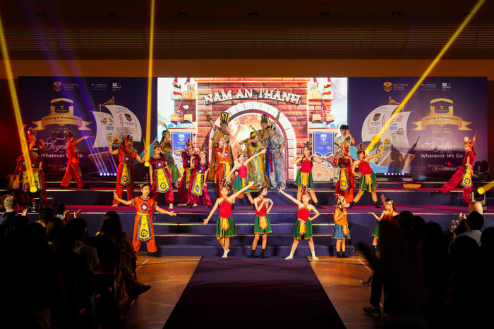 Học sinh Victoria School tái hiện vở nhạc kịch “Chiếc nỏ thần” tại sân khấu Lễ tổng kết. 5-chiec-no-than.jpg