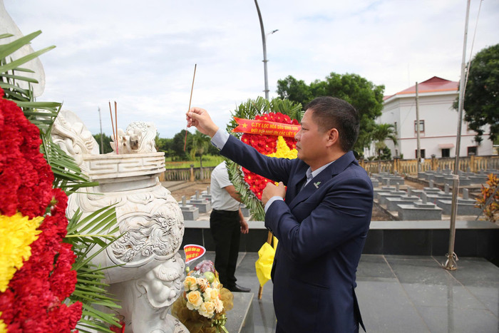 Chủ tịch Hội đồng quản trị BSR Bùi Ngọc Dương dâng hương tưởng niệm tại Nghĩa trang Liệt sĩ Bình Sơn. Chủ tịch Hội đồng quản trị BSR Bùi Ngọc Dương dâng hương tưởng niệm tại Nghĩa trang Liệt sĩ Bình Sơn.